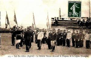 Sidi-bel-abbes - General Herson decorant drapeau de la Legion
